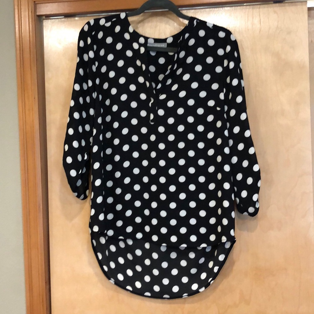 EU black and white blouse